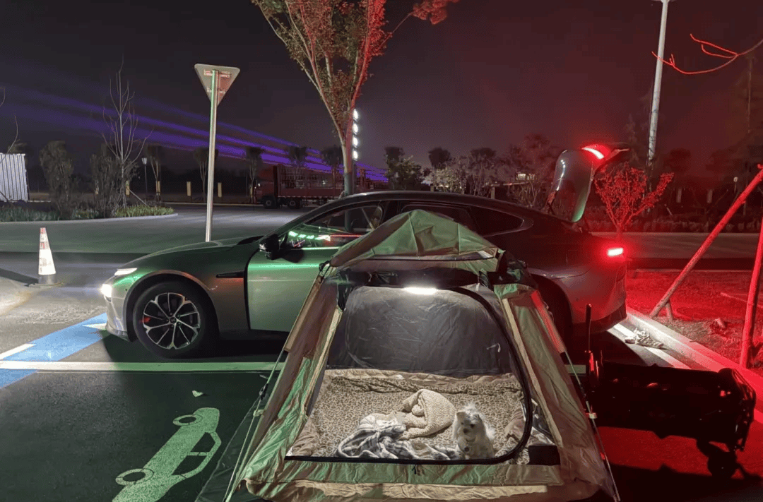 庆期间年轻人旅行掀起“帐篷过夜”热潮AG真人旗舰厅登录不住酒店住帐篷！国(图3)